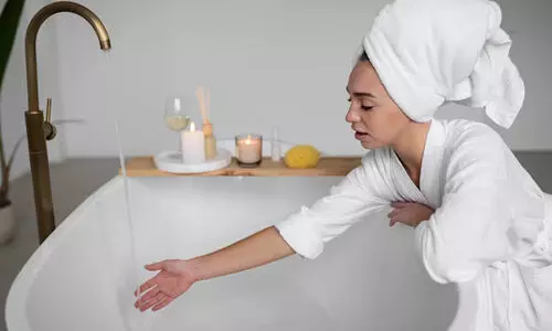 രാത്രി വൈകി തല കുളിക്കാറുണ്ടോ? ഇക്കാര്യങ്ങൾ അറിഞ്ഞില്ലെങ്കിൽ പണികിട്ടും!