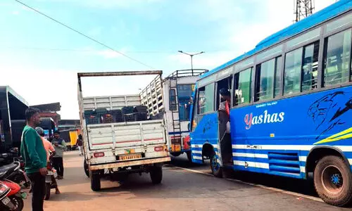 ബസ് സ്റ്റോപ്പുകളിൽ സ്വകാര്യ വാഹനങ്ങൾ; യാത്രക്കാർക്ക് ദുരിതം