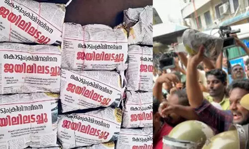 രാഹുൽ ജയിലിലായ വാർത്ത അച്ചടിച്ച പേജിൽ പൊതിച്ചോറ് പൊതിഞ്ഞ് ഡി.വൈ.എഫ്.ഐ രാഹുൽ ജയിലിലായ വാർത്ത അച്ചടിച്ച പേജിൽ പൊതിച്ചോറ് പൊതിഞ്ഞ് ഡി.വൈ.എഫ്.ഐ