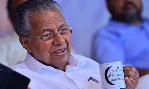 ‘ലവ് യൂ ടു മൂൺ ആൻഡ് ബാക്ക്’ എന്നെഴുതിയ കപ്പുമായി മുഖ്യമന്ത്രി; അതിജീവിതക്കുള്ള ഐക്യദാർഢ്യത്തിന് കയ്യടിച്ച് സോഷ്യൽ മീഡിയ