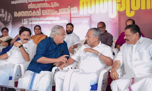 ഫയലുകളിൽനിന്ന് പ്രക്ഷോഭപ്പകലിലേക്ക്; എട്ടു മണിക്കൂർ മുഖ്യമന്ത്രി സമരപ്പന്തലിൽ