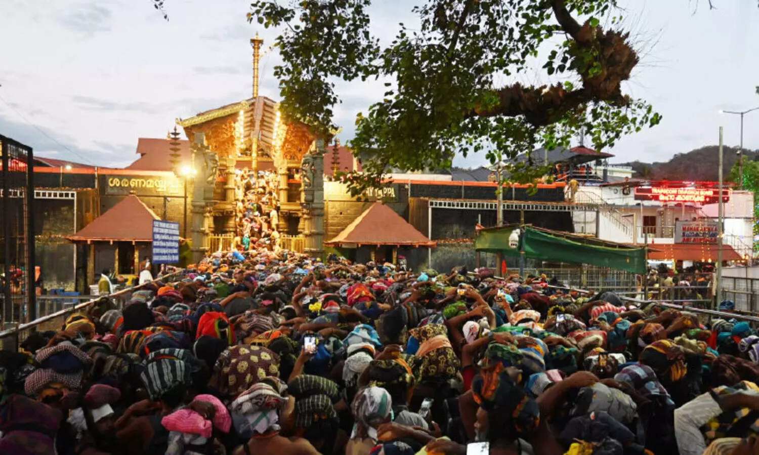 ശബരിമലയിലെ നെയ്യ് വിതരണം; രണ്ടുമാസത്തിനിടെ 35 ലക്ഷത്തിന്‍റെ ക്രമക്കേട്, പ്രത്യേക വിജിലൻസ് സംഘം അന്വേഷിക്കണമെന്ന് ഹൈകോടതി