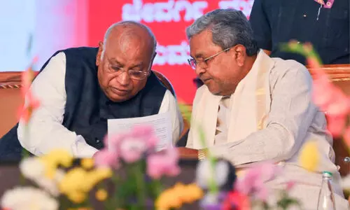 നേതൃമാറ്റ ചര്ച്ച; ആവശ്യമെങ്കില് സിദ്ധരാമയ്യയെയും ശിവകുമാറിനെയും വിളിക്കും -ഖാര്ഗെ നേതൃമാറ്റ ചര്ച്ച; ആവശ്യമെങ്കില് സിദ്ധരാമയ്യയെയും ശിവകുമാറിനെയും വിളിക്കും -ഖാര്ഗെ