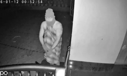 കരുളായിയിൽ ഉറങ്ങിക്കിടന്ന യുവതിയുടെ മാല കവർന്നു; മോഷ്ടാവിന്റെ ദൃശ്യം സി.സി.ടി.വിയിൽ