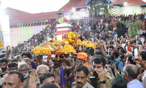 തിരുവാഭരണം ദർശിക്കാൻ ആയിരങ്ങൾ
