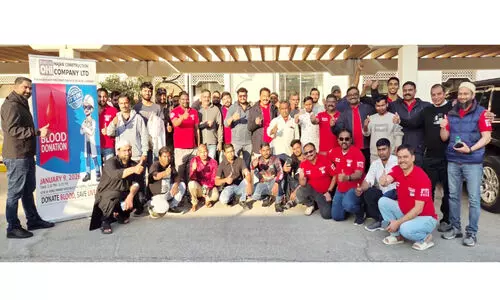 രക്തം നൽകി മാതൃകയായി തൊഴിലാളികൾ