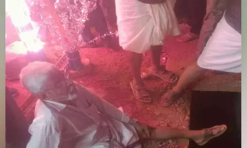 കെ.​എ​സ്.​ടി.​പി കാ​ന​യി​ൽ വീ​ണ് വ​യോ​ധി​ക​ന് ഗു​രു​ത​ര പ​രി​ക്ക്