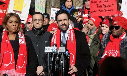 ന്യൂയോർക്ക് സിറ്റിയിൽ പണിമുടക്കി ആയിരക്കണക്കിന് നഴ്സുമാർ; സമരത്തിന് പിന്തുണയുമായി സൊഹ്റാൻ മംദാനി