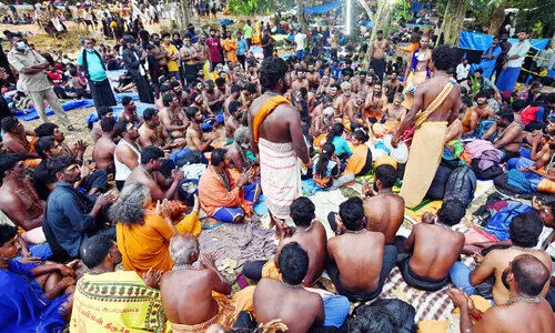 മകരവിളക്ക്​ ഇന്ന്​: മ​ക​ര​ജ്യോ​തി കാ​ണാ​വു​ന്നി​ട​ത്തെ​ല്ലാം ഇ​ടം​പി​ടി​ച്ച്​ ഭ​ക്​​ത​ർ