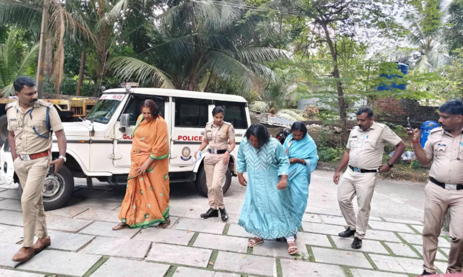 ബസിൽ മാല പിടിച്ചുപറിച്ച തമിഴ്‌ സംഘം പിടിയിൽ