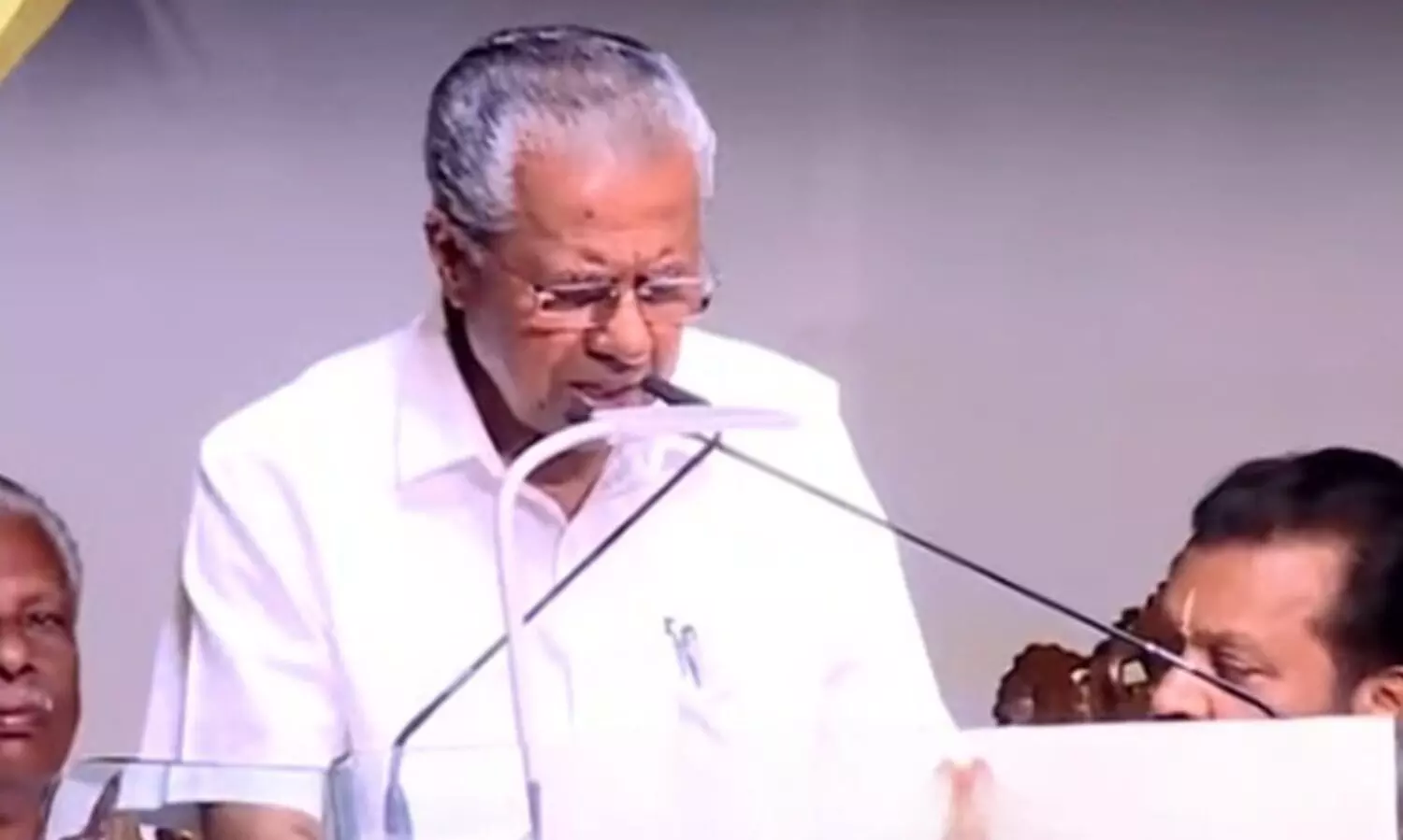 കഥാപാത്രങ്ങൾക്ക് ജാനകിയെന്നും സീതയെന്നും പേരിടാനാകാത്ത സ്ഥിതി, കലാകാരന്മാരെ മതത്തിന്റെ കണ്ണിലൂടെ കാണരുത് -മുഖ്യമന്ത്രി