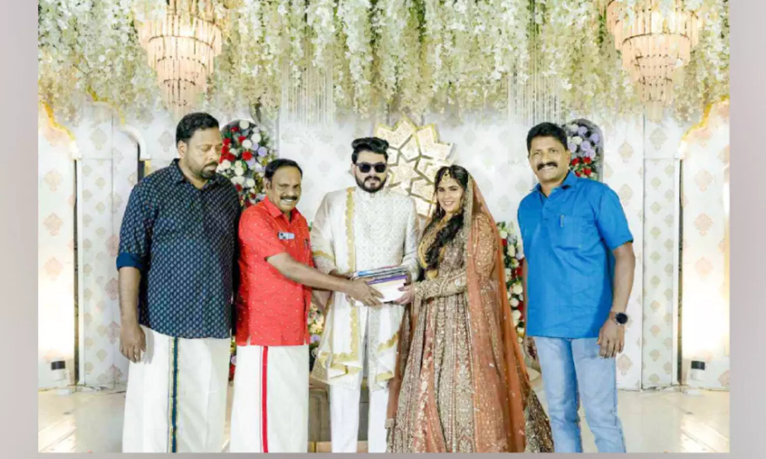 വിവാഹവേദിയിൽ ഗ്രന്ഥശാലക്ക് പുസ്തകങ്ങൾ നൽകി നവദമ്പതികൾ