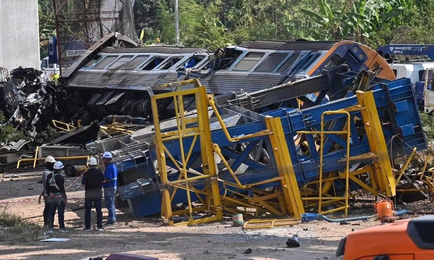 തായ്‍ലാൻഡിൽ ട്രെയിനിന് മുകളിൽ ക്രെയിൻ തകർന്നുവീണ് 28 മരണം