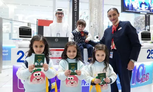 ദു​ബൈ സൈ​ക്ലി​ങ്​ പാ​സ് സ്മ​ര​ണി​ക സ്റ്റി​ക്ക​ർ വി​ത​ര​ണം