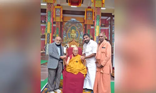 ദ​ലൈ​ലാ​മ പ​തി​നാ​ലാ​മ​നു​മാ​യി കൂ​ടി​ക്കാ​ഴ്ച ന​ട​ത്തി