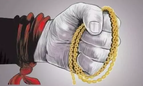 വിവാഹ വീട്ടിൽ വിഡിയോഗ്രാഫറെ ആക്രമിച്ച് സ്വർണമാല കവർന്നു