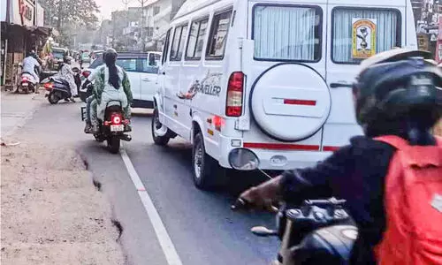 ആലുവ-പെരുമ്പാവൂർ ദേശസാത്​കൃത റോഡ്​ ഗതാഗതക്കുരുക്ക് ഒഴിയുന്നില്ല