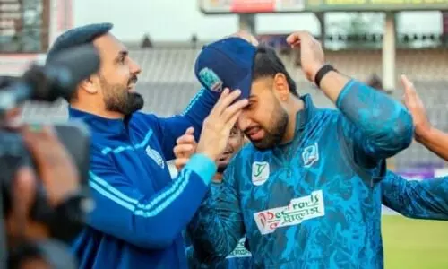 ബംഗ്ലാ പ്രീമിയർ ലീഗിൽ ചരിത്രം കുറിച്ച് മുഹമ്മദ് നബിയും മകനും; പ്രമുഖ ടി20 ലീഗിൽ ഒരുമിച്ച് ബാറ്റ് ചെയ്യുന്ന ആദ്യ പിതാവും മകനുമായി അഫ്ഗാൻ താരങ്ങൾ