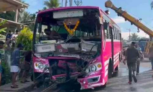 ബസും കാറും കൂട്ടിയിടിച്ച് ആറുപർക്ക് പരിക്ക്; കാ​റി​ലെ യാ​ത്ര​ക്കാ​ർ അ​ത്ഭു​ത​ക​ര​മാ​യി ര​ക്ഷ​പ്പെ​ട്ടു