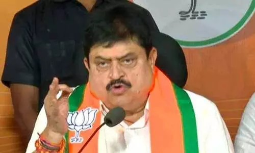 കോൺഗ്രസ് ഭരണം ബ്രിട്ടീഷുകാരെ പോലെ, ഇന്ന് ഇന്ത്യയെ നയിക്കുന്നത് ജനാധിപത്യ സംവിധാനം; രാഹുൽ ഗാന്ധിക്കെതിരെ തെലങ്കാന ബി.ജെ.പി നേതാവ്