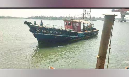 അനധികൃത മത്സ്യബന്ധനം: മീനും ബോട്ടും പിടിച്ചെടുത്തു