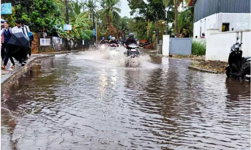 അപ്രതീക്ഷിത മഴ; വഴികൾ വെള്ളക്കെട്ടിൽ, ദുരിതത്തിലായി യാത്രക്കാര്‍