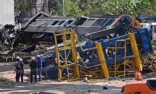 തായ്‍ലാൻഡിൽ ട്രെയിനിന് മുകളിൽ ക്രെയിൻ തകർന്നുവീണ് 28 മരണം