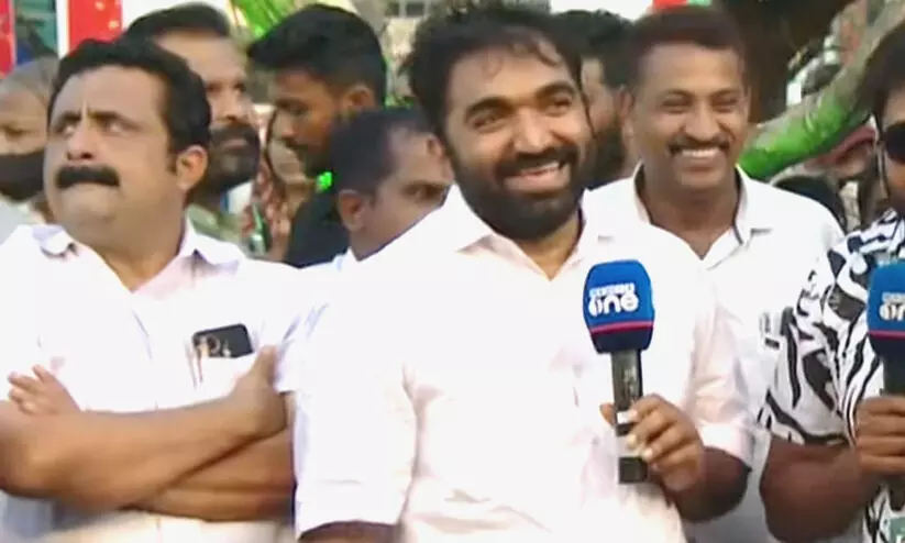 ‘മണവാളനെ പോലെയാ എന്നെ കൊണ്ടുവന്നത്, ഞാൻ പാടിയാൽ ഉള്ള വോട്ടുകൂടി പോകും’ -പാട്ടുപാടി കലോത്സവ നഗരി കളറാക്കി ചാണ്ടി ഉമ്മൻ ‘മണവാളനെ പോലെയാ എന്നെ കൊണ്ടുവന്നത്, ഞാൻ പാടിയാൽ ഉള്ള വോട്ടുകൂടി പോകും’ -പാട്ടുപാടി കലോത്സവ നഗരി കളറാക്കി ചാണ്ടി ഉമ്മൻ