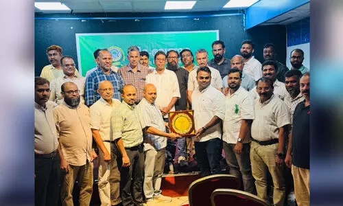 നൗ​ഷാ​ദ് ചേ​റൂ​റി​ന് വേ​ങ്ങ​ര കെ.​എം.​സി.​സി​യു​ടെ സ്നേ​ഹാ​ദ​രം