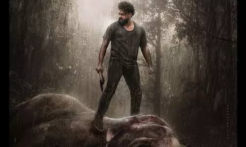 കാടിനെ വിറപ്പിച്ച കൊമ്പൻ കാൽച്ചുവട്ടിൽ, കോരിച്ചൊരിയുന്ന മഴയിൽ മഴുവുമേന്തി തലയുയർത്തി പെപ്പെ; ചങ്കിടിപ്പേറ്റി കാട്ടാളൻ സെക്കൻഡ് ലുക്ക് പുറത്ത്