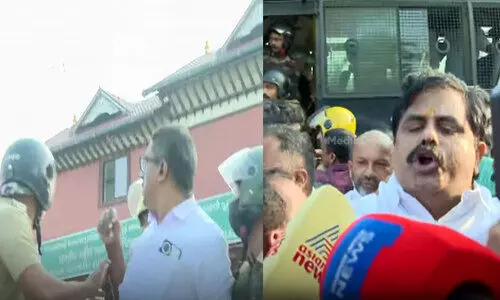 പണി പൂർത്തിയായിട്ട് മതി ടോൾ പിരിവ്..!; കോഴിക്കോട് പന്തീരാങ്കാവ് ടോൾ പ്ലാസയിൽ കോൺഗ്രസ് പ്രതിഷേധം, വാഹനങ്ങൾ കടത്തിവിട്ടു