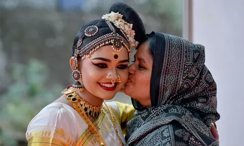 മൂന്ന് പെൺതലമുറയുടെ കാത്തിരിപ്പാണ്​; ഫെറയുടെ മുഖത്തെ ചായം