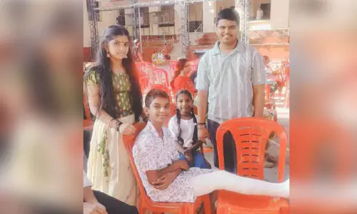 അ​സി​മി​ന് കൊ​ട്ടാ​തി​രി​ക്കാ​നാ​വി​ല്ല; കാ​ലി​ൽ പ്ലാ​സ്റ്റ​റു​മാ​യി വേ​ദി​യി​ൽ