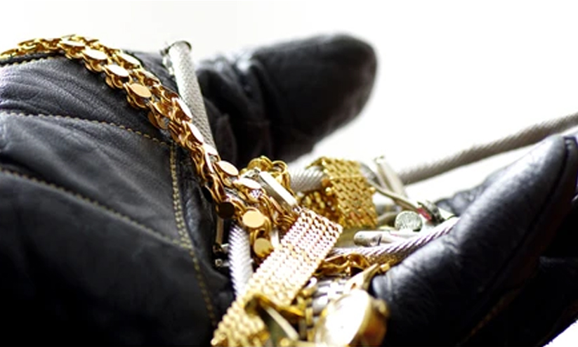 ക്ഷേത്രത്തിന്റെ പൂട്ടുപൊളിച്ച് മൂന്നു പവൻ സ്വർണാഭരണം കവർന്നതായി പരാതി