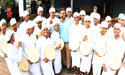 90 ശി​ഷ്യ​ന്മാ​രു​മാ​യി ചു​വ​ടു​ക​ളി​ൽ വി​സ്മ​യം തീ​ർ​ത്ത് സ​ജാ​ദ് മാ​ഷ്