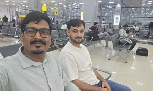 നിങ്ങൾ എന്തെങ്കിലും കഴിച്ചോ? പത്തിരിയിൽ പൊതിഞ്ഞ സ്നേഹവുമായി കരിപ്പൂർ വിമാനത്താവളത്തിലെ കണ്ടുമുട്ടൽ