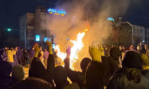 ഇറാനിൽ പ്രക്ഷോഭത്തിലേക്ക് നയിച്ചത് സ്വകാര്യ ബാങ്കിന്റെ പതനം; തകർച്ചയുടെ വക്കിൽ അഞ്ച് ബാങ്കുകൾകൂടി