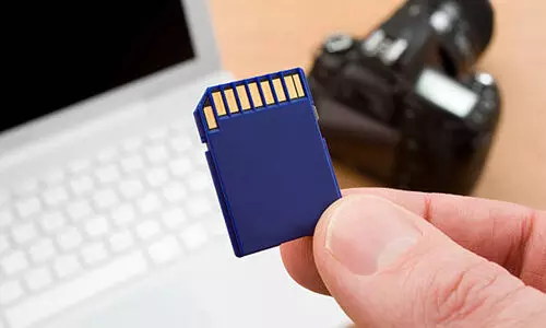 നടി ആക്രമണ കേസിലെ മെമറി കാർഡ് പരിശോധന: രണ്ട് പേർക്കെതിരെ അച്ചടക്ക നടപടി