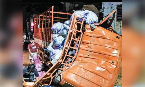 ച​ര​ക്കുലോ​റി നി​യ​ന്ത്ര​ണം​വി​ട്ട് അപകടം