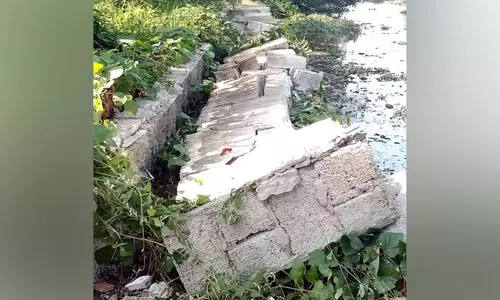 സ്കൂൾ മതിലിടിഞ്ഞ് ആറ്റിലേക്ക് മറിഞ്ഞു