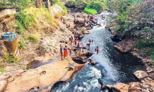 മുക്കടവിൽ പാറയിടുക്കുകളിലെ കുളി അപകടകരം; സുരക്ഷാ സംവിധാനങ്ങളില്ല