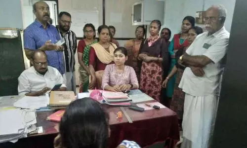 കു​ടി​വെ​ള്ളം മു​ട​ങ്ങി​യി​ട്ട് ഒ​രു​മാ​സം; വാ​ട്ട​ർ അ​തോ​റി​റ്റി അ​സിസ്റ്റന്റ് എ​ൻ​ജി​നീ​യ​റെ വ​ള​ഞ്ഞ് വീ​ട്ട​മ്മ​മാ​ർ