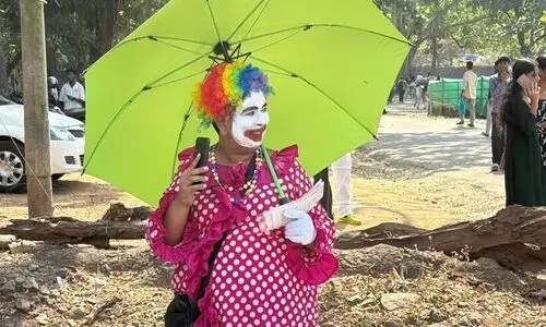കലോത്സവ നഗരിയിലെ വെറൈറ്റി ലോട്ടറി വിൽപ്പനക്കാരി