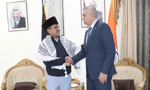 ഐക്യദാർഢ്യവുമായി സാദിഖലി ശിഹാബ് തങ്ങൾ  ഫലസ്തീൻ എംബസിയിൽ