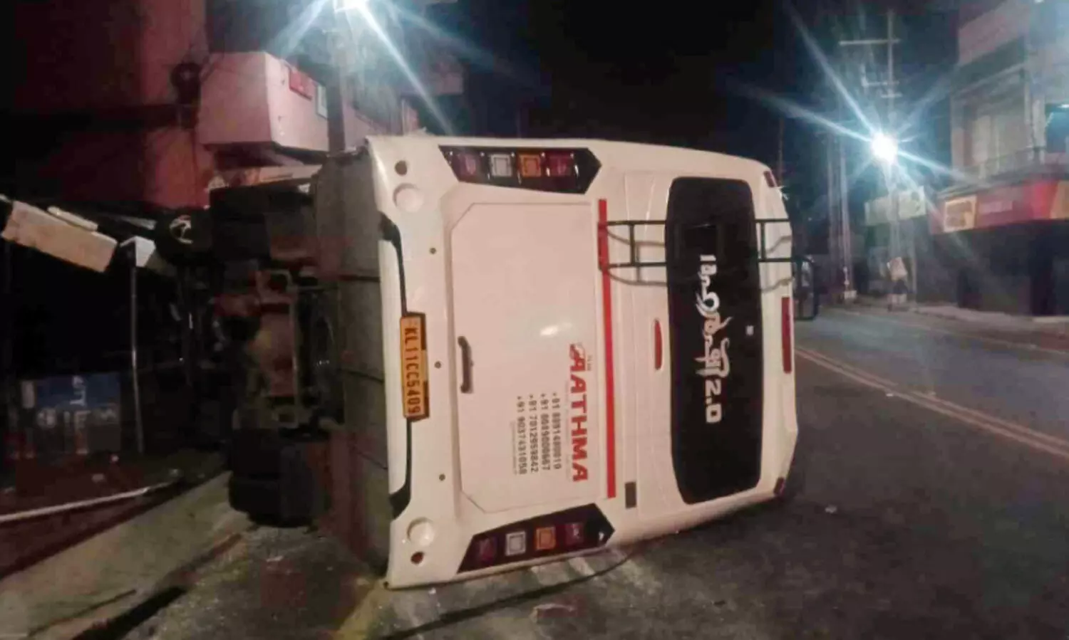 ശബരിമല തീർഥാടകർ സഞ്ചരിച്ച ബസും മിനിലോറിയും കാറും കൂട്ടിയിടിച്ച് 16 പേർക്ക് പരിക്ക്