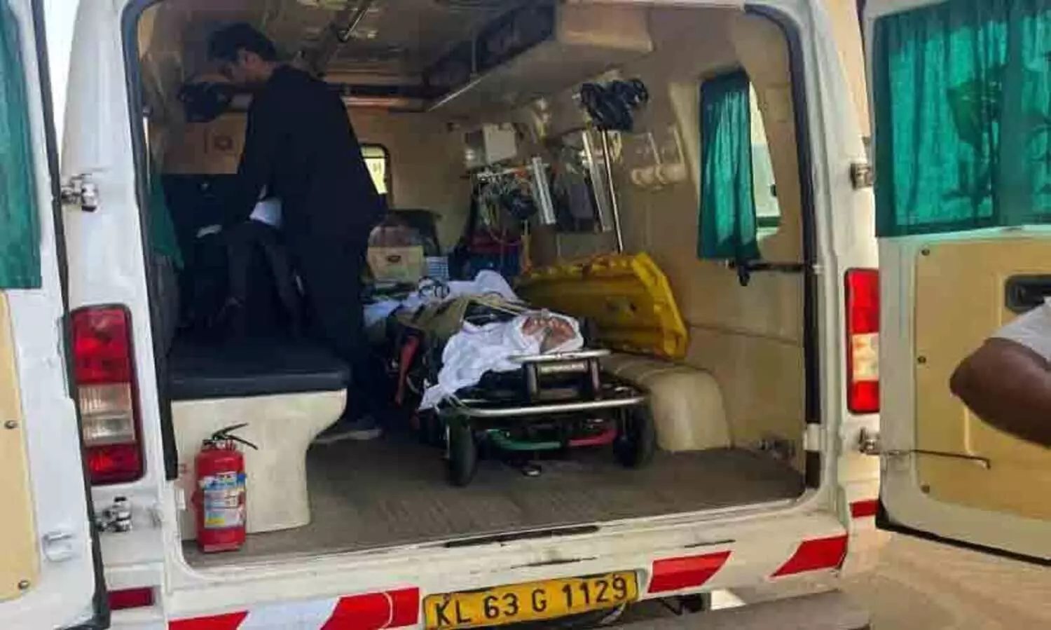 ക​രു​ണ​യു​ടെ കൈ​ത്താ​ങ്ങ്; ശാ​ക്കി​ർ ജ​മാ​ലി​നെ നാ​ട്ടി​ലെ​ത്തി​ച്ചു