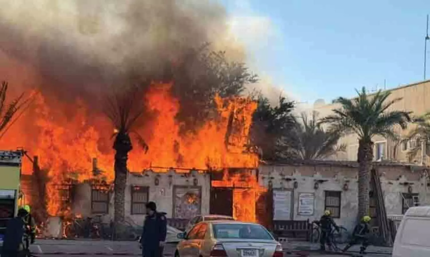 അ​റാ​ദി​ലെ ഹെ​റി​റ്റേ​ജ് വി​ല്ലേ​ജി​ൽ തീ​പി​ടി​ത്തം; ആ​ള​പാ​യ​മി​ല്ല, വ​ൻ നാ​ശ​ന​ഷ്ടം