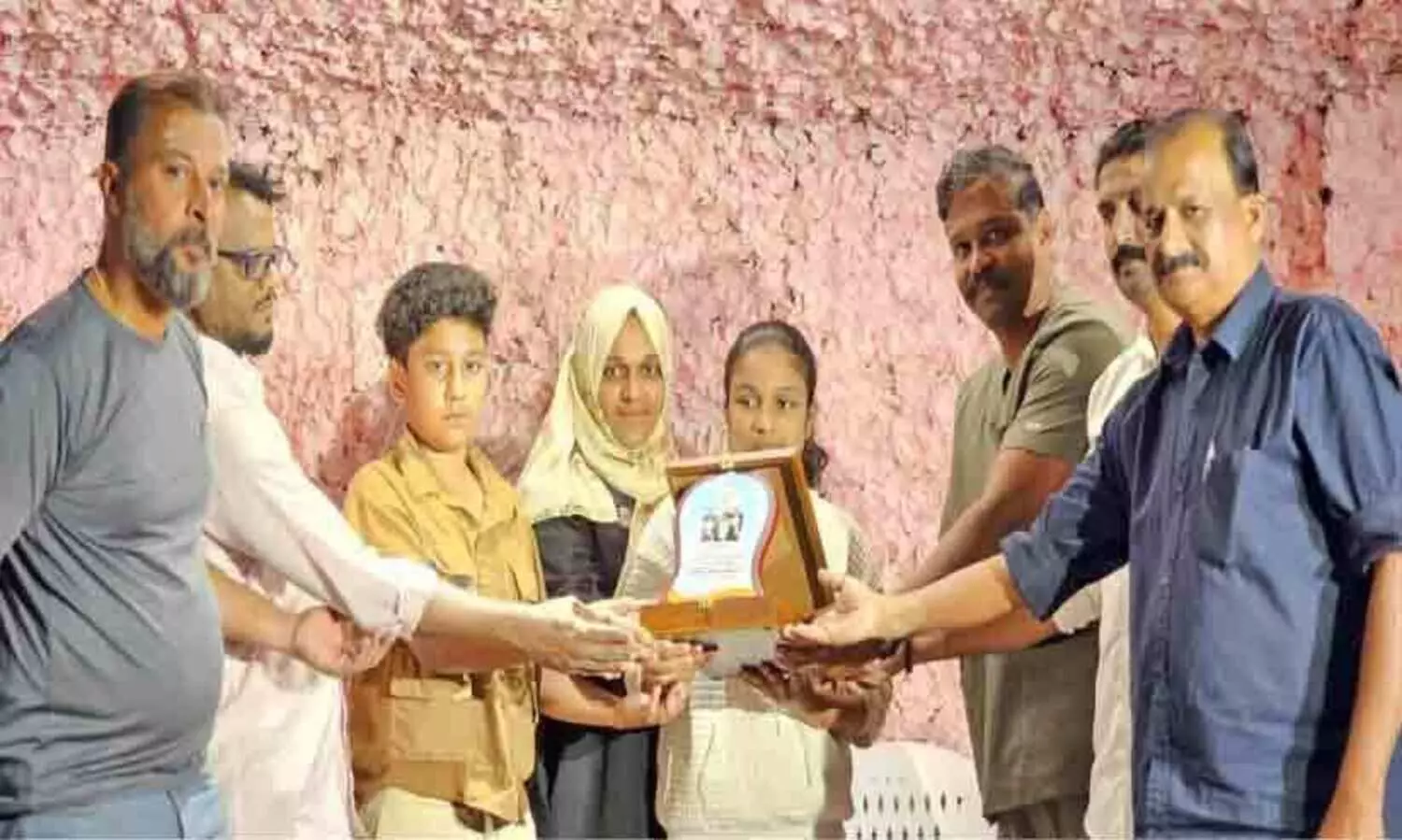 സു​ഹാ​ർ- സ​ലാ​ല സൈ​ക്കി​ൾ യാ​ത്ര ന​ട​ത്തി​യ റം​ഷീ​ന​യെ​യും മ​ക്ക​ളെ​യും ആ​ദ​രി​ച്ചു