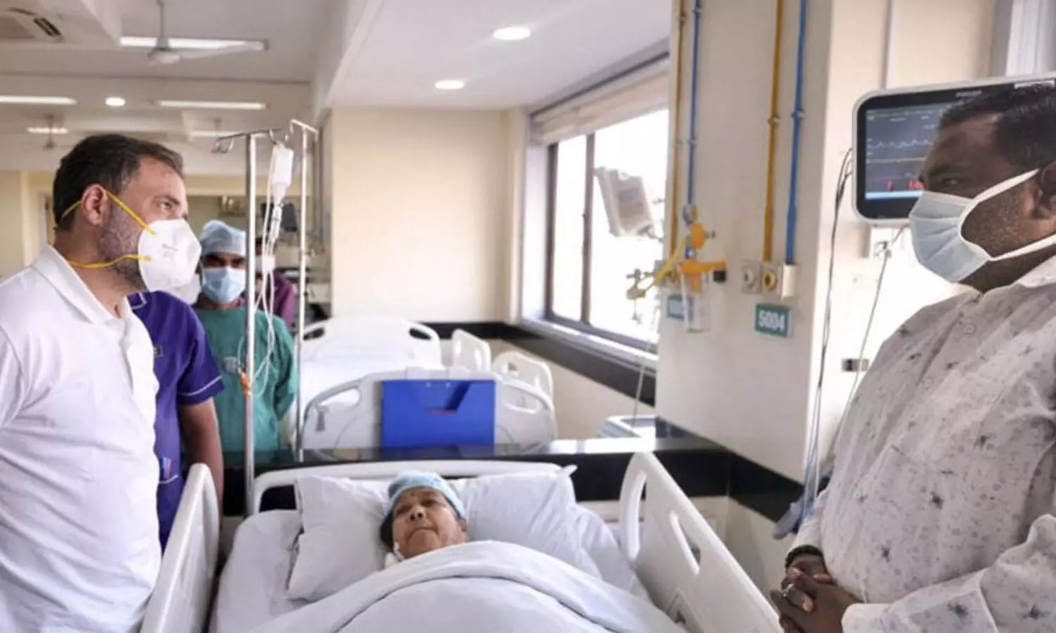 ‘ഇൻഡോറിലെ മരണങ്ങൾക്ക് കാരണം സർക്കാറിന്റെ അശ്രദ്ധ’; മലിനജലം കുടിച്ച രോഗികളെ സന്ദർശിച്ച് രാഹുൽ