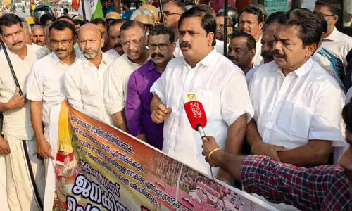 ടോ​ൾ പ്ലാ​സ​യി​ൽ ര​ണ്ടാം​ദി​ന​വും സ​മരം; ഇ​ന്ന് ക​ല​ക്ട​റു​മാ​യി ച​ർ​ച്ച